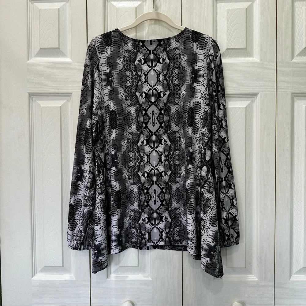 INC International Concepts Black and White Blouse - Picture 2 of 3